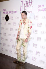 幻灯：林嘉绮性感出席伊林派对 林又立比基尼抢镜