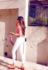 组图：爱戴复古时尚街拍 展蛮腰秀曲线