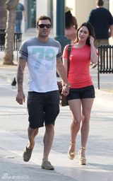 组图：梅根福克斯红装娇艳 和老公亲密牵手出行