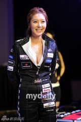 组图：赛车女郎李秀晶大秀事业线 柳时元当教练