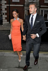 组图：小贝夫妇盛装亮相 赴好友生日派对