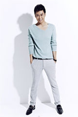 组图：李昊臻帅气居家写真 展阳光潮男魅力