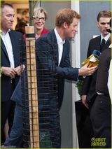 组图：哈里升级叔叔首亮相 替粉丝送礼给小王子