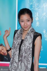 组图：王浩信生日上演舞台剧 女友送旅行箱计划出游