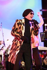 幻灯组图：张卫健多伦多开唱 穿豹纹西装戴墨镜耍酷