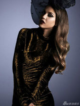 组图：阿尔芭杂志大片曝光 妆容冷艳性感秀美腿