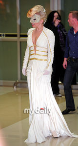 组图：LADY GAGA抵达韩国金浦机场 性感白裙优雅