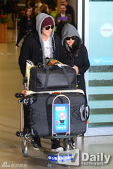 组图：文根英金汎(金范)公开恋情后首亮相牵手回国