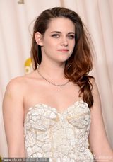 组图：奥斯卡后台-斯图尔特与里克卡特合影