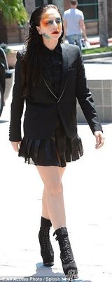 组图：LadyGaga中空秀八字奶 脸上涂鸦鬼魅十足