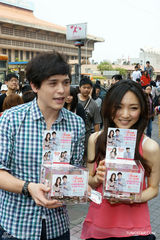 组图：倪安东欲领养贫苦小孩 阎奕格街头募款