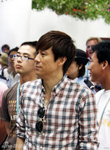 幻灯组图：解小东容祖儿现身世博 共唱《生命阳光》