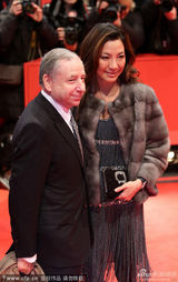 组图：杨紫琼携富豪男友性感亮相电影首映