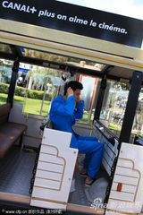 组图：冯绍峰带伤拄拐似绅士 悠闲坐观光车逛沙滩