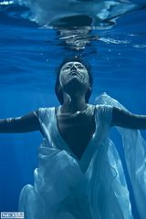 组图：吉克隽逸水下拍片 不顾眼疾敬业拍摄