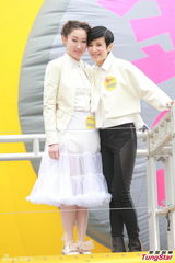 组图：“吹气金鸡”巡游失败 吴君如浪费50万