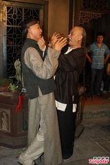 组图：吴孟达片场披头散发 与钟汉良鬼马搞怪