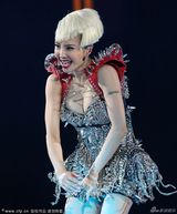 组图：蔡依林开唱爆乳露底 体操舞劈腿撅臀