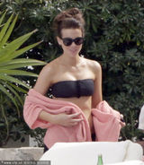 组图：贝金赛尔比基尼度假 凹造型秀S曲线