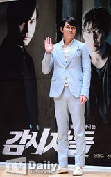 组图：郑雨盛(郑宇成)对话女校学子 条纹装化身暖男