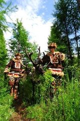 幻灯图：敖鲁古雅圣洁美景 碧水白雪驯鹿悠闲