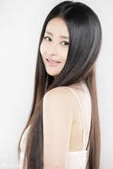 组图：颖儿清纯写真曝光 裸妆出镜玩连拍