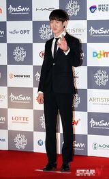 组图：刘延锡阳光帅气亮相釜山闭幕红毯