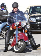 组图：施瓦辛格墨镜皮裤骑摩托酷劲十足变回终结者