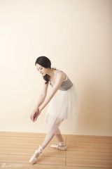 组图：董璇写真变身芭蕾舞者柔美优雅