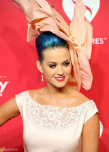 高清图：凯蒂-佩里头顶大花亮相格莱美预热活动