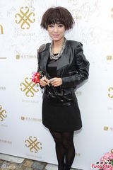 组图：米雪备演舞台剧《我和春天有个约会》