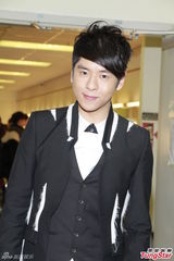 组图：众星助阵TVB慈善 巫启贤为马航乘客祈祷