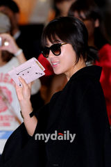 组图：张东健夫妇从伦敦返韩 河智苑豹纹裤抢眼