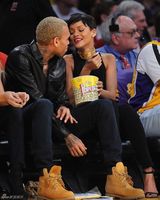 组图：蕾哈娜与克里斯-布朗看球赛欢度圣诞