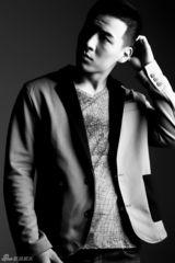 组图：魏千翔拍黑白时尚大片 绅士范秀温暖笑容