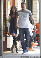 组图：梅根挺大肚性感依旧 老公怒斥狗仔偷拍