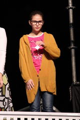 组图：萧亚轩昆凌等港台百位明星同台为公益开唱