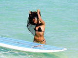 组图：蕾哈娜自曝海滩度假照 比基尼出镜大秀身材