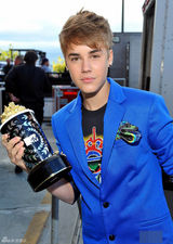 组图：《暮光》领跑2011MTV电影奖 帕丁森热吻泰勒