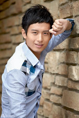 组图：型男成毅首发写真 清新小生演绎纯爱