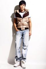 组图：黄明拍摄服装广告 休闲装扮励志向上