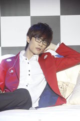 组图：许嵩新专辑庆功睡衣派对 近千歌迷捧场