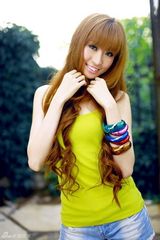 组图：卫薇儿演绎夏日温柔 甜美微笑显纯真浪漫