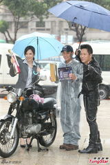 组图：范逸臣湿身拍MV 卜学亮送天心写真集慰劳