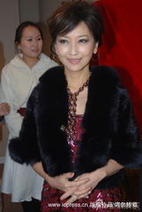 高清：赵雅芝出席开业活动 对镜头做可爱鬼脸