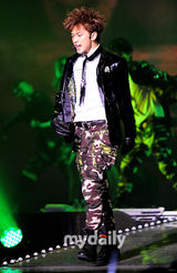 组图：Rain首尔开唱尺度大 与女伴舞秀喷血演出