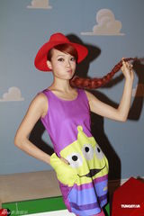 组图：容祖儿拍摄服饰广告 代言身价达百万