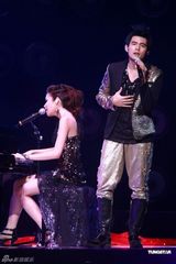 幻灯图：陈奕迅出席周杰伦小巨蛋个唱搞怪互动