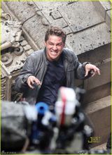 幻灯图集：《变形金刚3》热拍 主演拉博夫上下翻飞