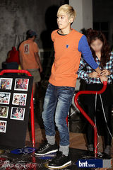 组图：TeenTop拍摄广告写真 精致亮相摄影棚